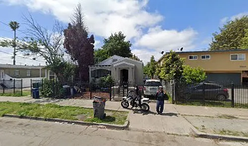 6105 Bromley Ave Photo 1