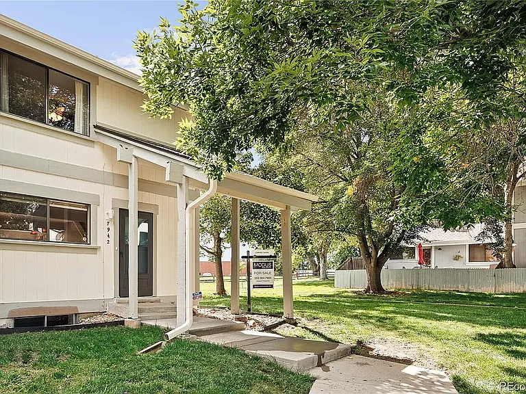 Covered front steps, corner unit.