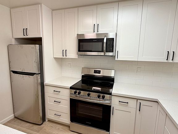 5th image of 2521-2525 Judah St #203