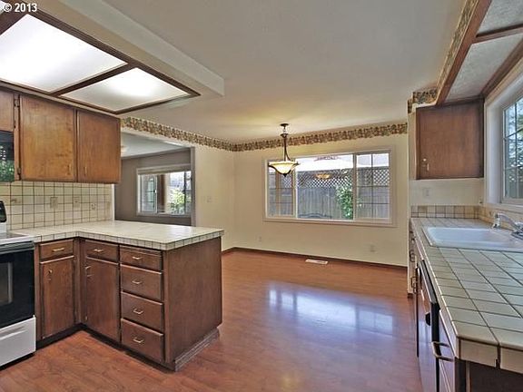 3rd image of 6403 SE Lois St
