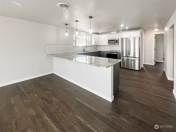 4th image of 3 Schreiber Avenue