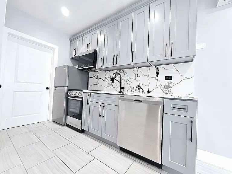 565 Midwood St #1 — Photo 3