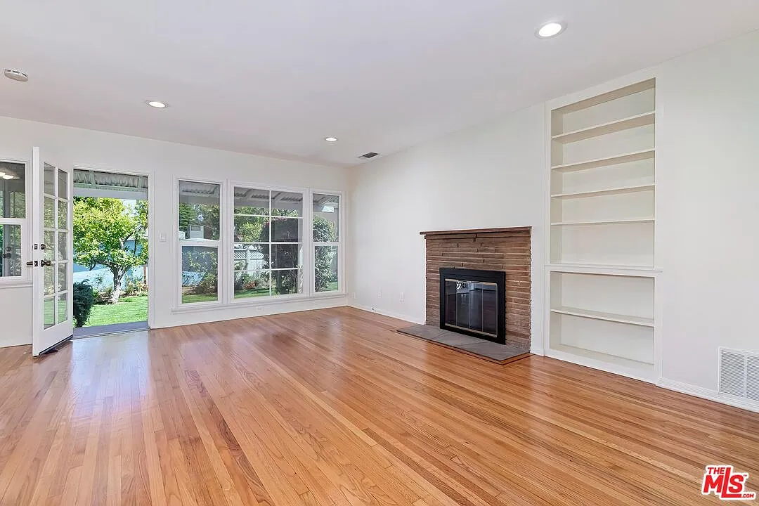 2 bed, 1.0 bath, 1155 sqft, $6,395 — Photo 4