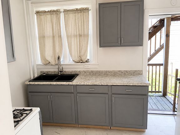 2nd image of 1823 W Linden St Floor 2