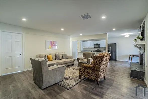 4 bed, 2600 sqft, $2,850 — Photo 3