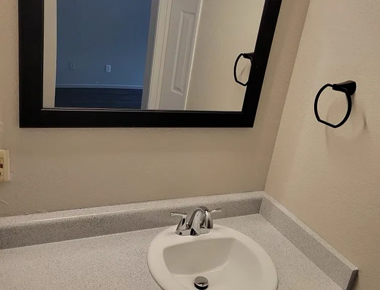 Deer Valley Village Apartments — Photo 2