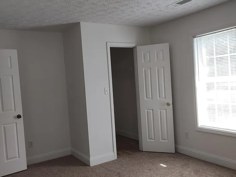 203 Westchester Cir — Photo 4