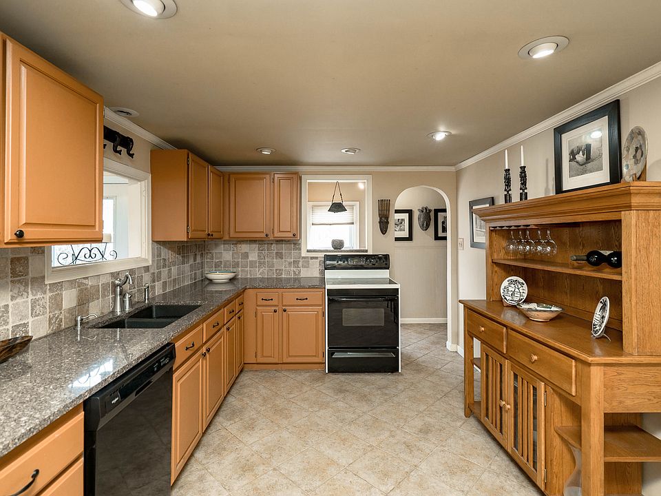 2nd image of 4261 Mountain Rd