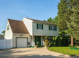 2 Pine St, Central Islip, NY 11722
