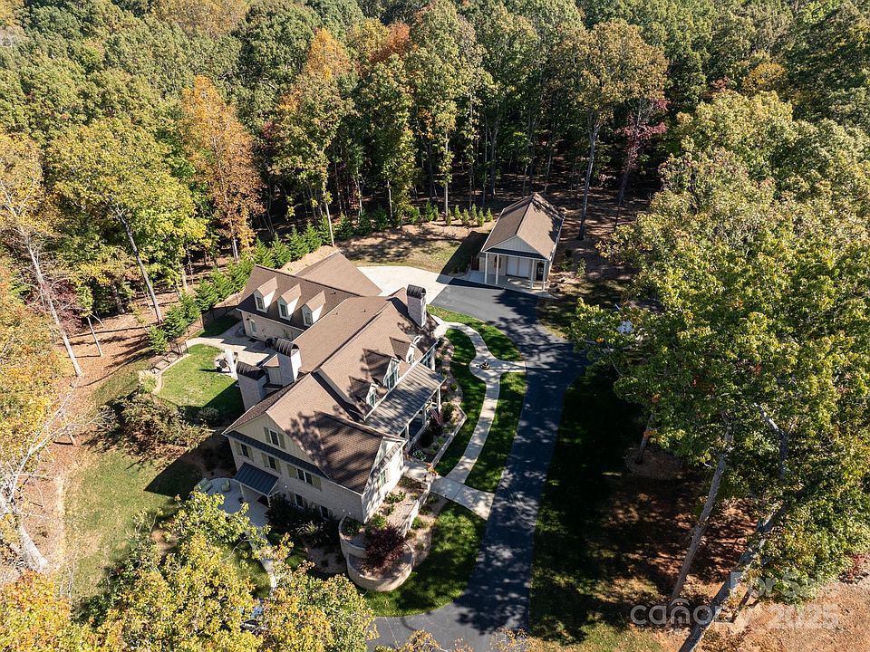 1st image of 3209 Sandalwood Ln