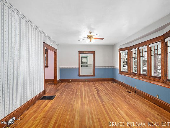 4th image of 1351 Thomas St SE