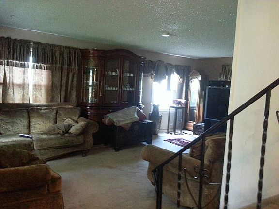 4th image of 15 Beaverdale Ln