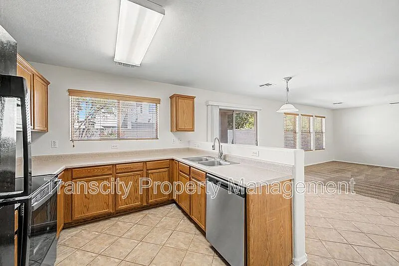 4 bed, 2.5 bath, 2429 sqft, $2,400 — Photo 4