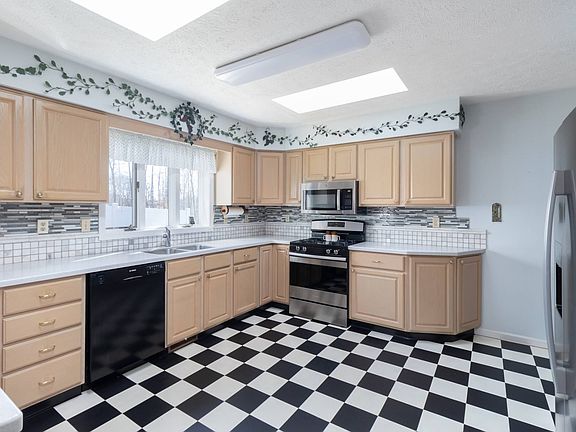 3rd image of 101 Christine Ct