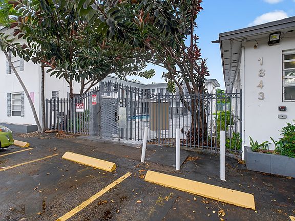 4th image of 1843 Dewey St #108