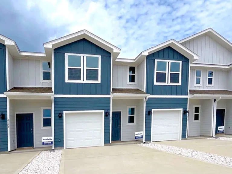 4051 Pendragon Cir — Photo 1