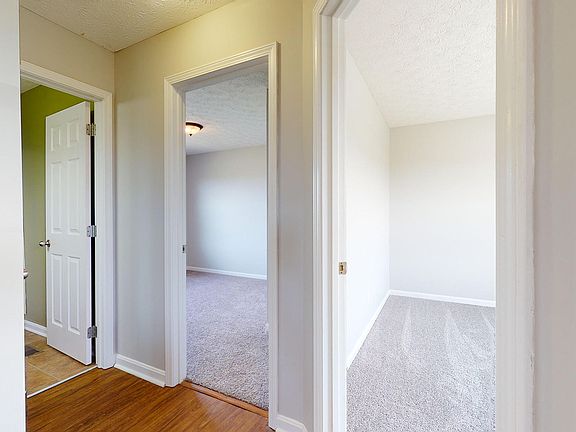 3rd image of 124 Wooded Oak Ct