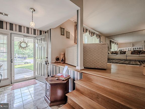 3rd image of 8 Magnolia Ct