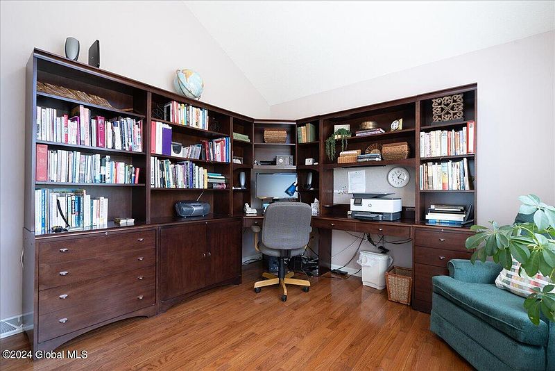 5th image of 15 Camden Circle