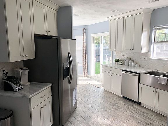 3rd image of 609 Elmhurst Ave