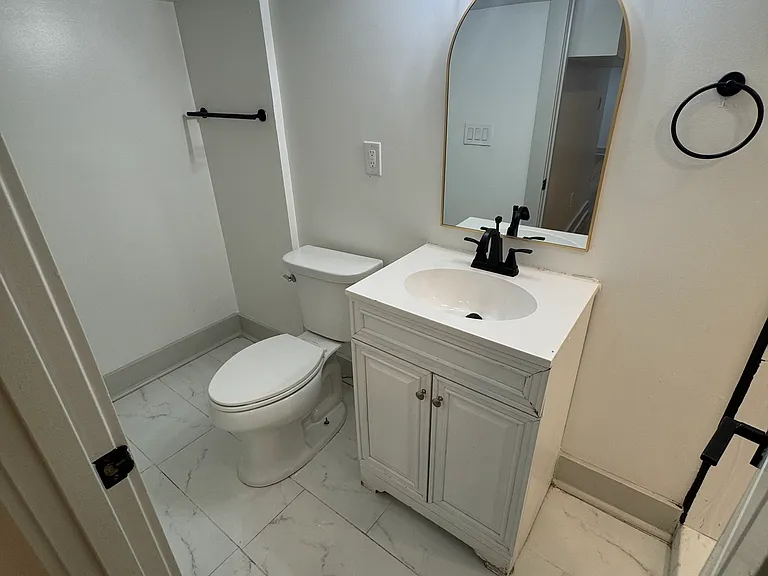 Lower level 3rd FULL bathroom!