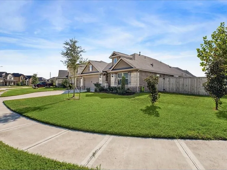 1902 Village Orchard Ln — Photo 2