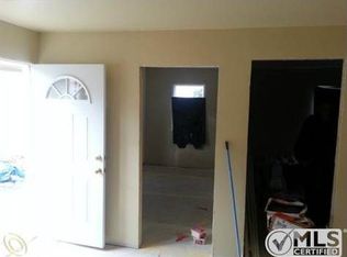 20511 Hollywood St, Harper Woods, MI 48225