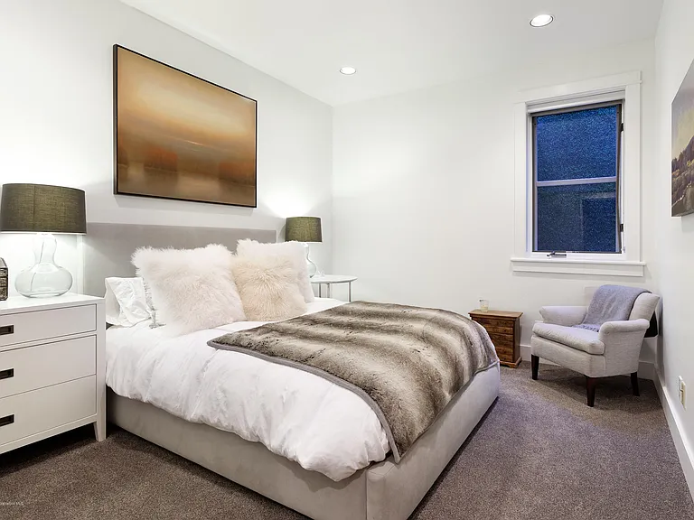 533 W Francis St — Photo 23