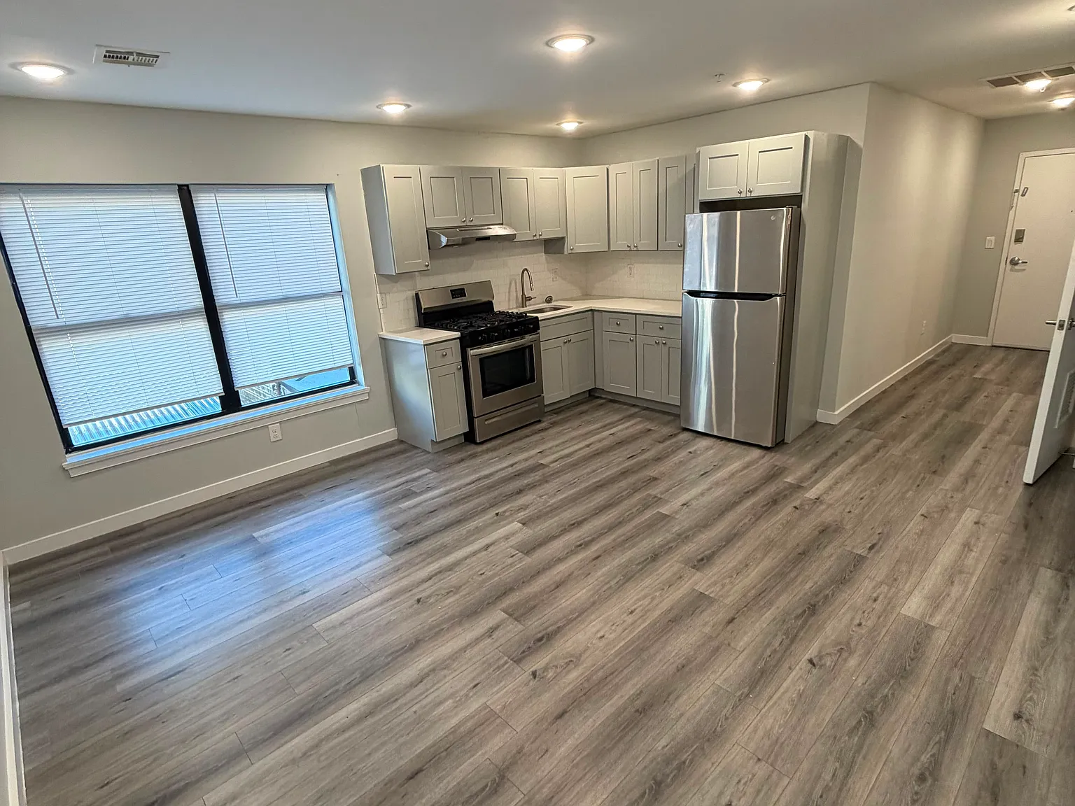 1 bed, $1,636 — Photo 4