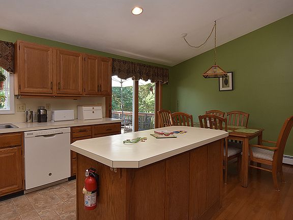 5th image of 12 Glenna Dr