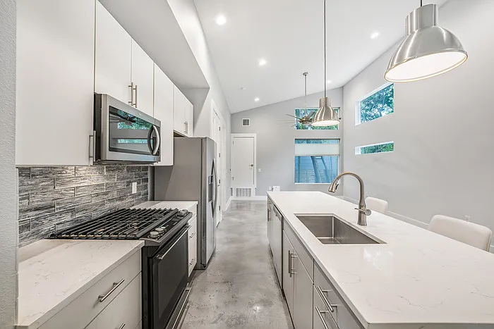 505 W Odell St — Photo 4