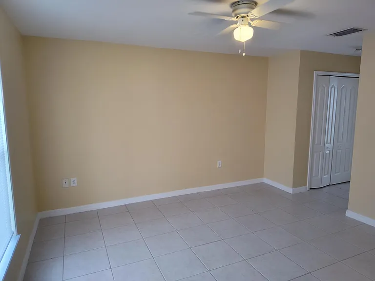 1109 NE 2nd Pl — Photo 4