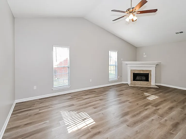 1883 Crescent Ln — Photo 4