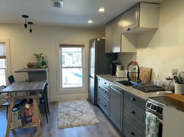 86 Pine St #1A, Kingston, ON K7K 1W7