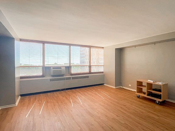 2nd image of 3950 N Lake Shore Dr APT 715