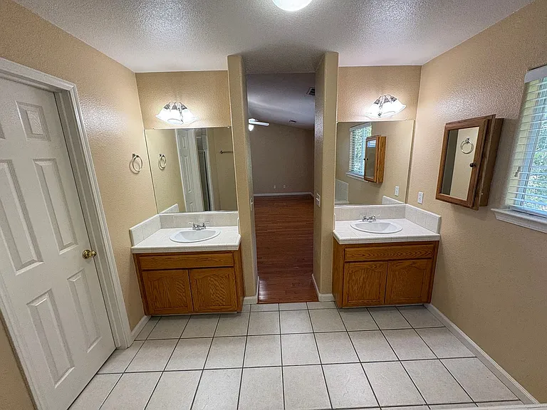 703 W Russell Ave — Photo 16