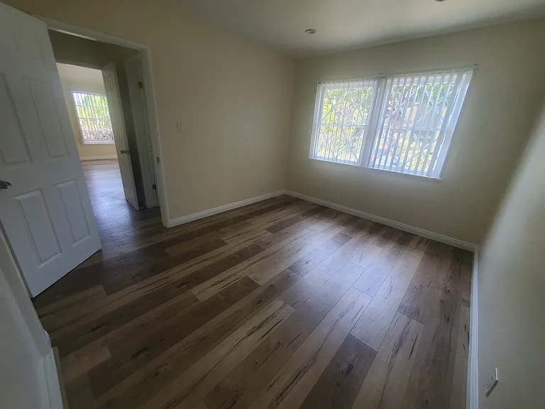 13527 Burbank Blvd — Photo 14