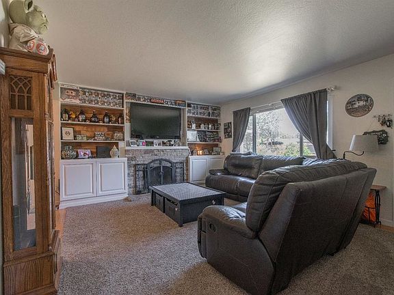 3rd image of 7566 Community Dr