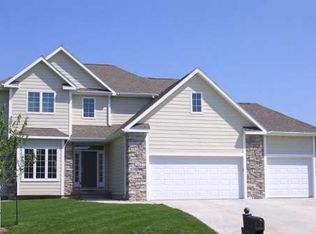 7121 Cody Dr, West Des Moines, IA 50266