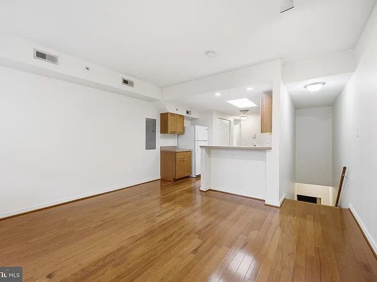 910 S Charles St #B — Photo 10