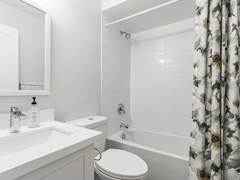 123 Charlton Ave E — Photo 9