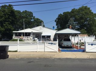 27 44th St, Islip, NY 11751