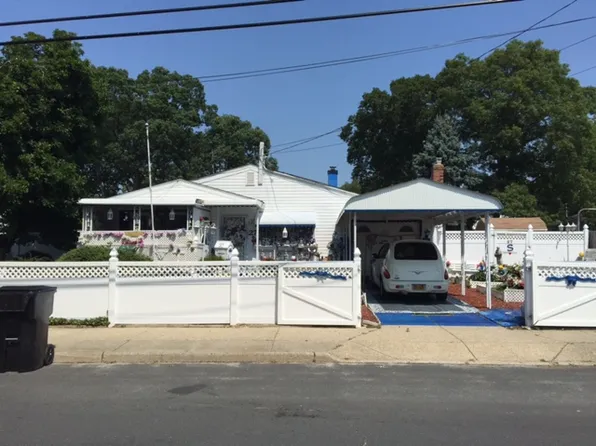 27 44th St, Islip, NY 11751