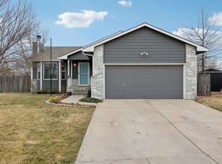 620 S Country Lakes Cir, Haysville, KS 67060