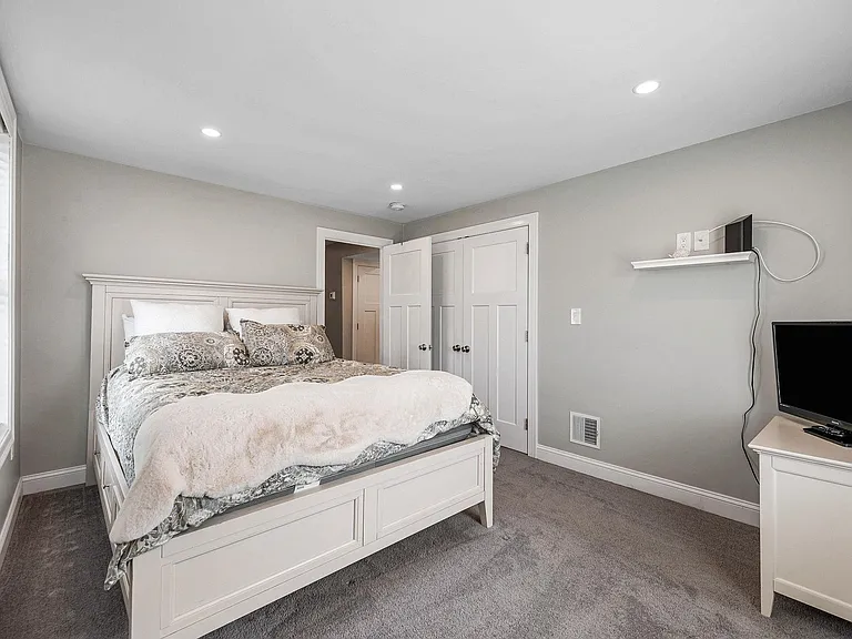 352 Portsmouth Ave — Photo 16