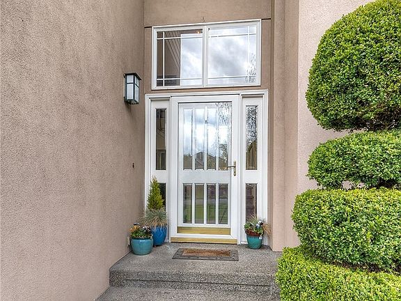 WOW- just imagine walking in this every night. 