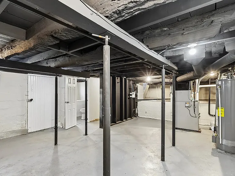 133 E North St — Photo 32