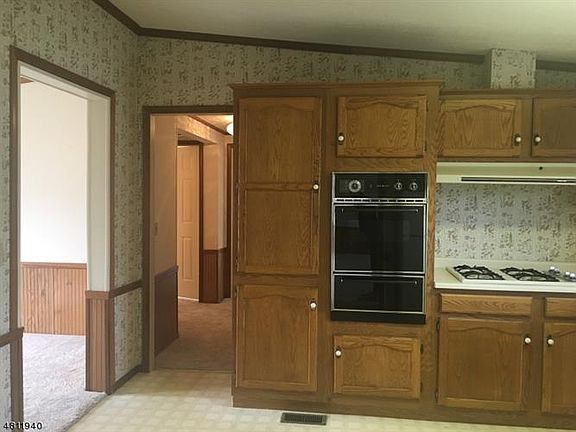 4th image of 14 Caroline Dr