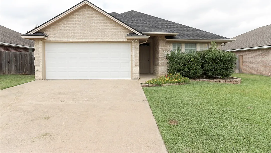 3 bed, 1396 sqft, $1,895 — Photo 1