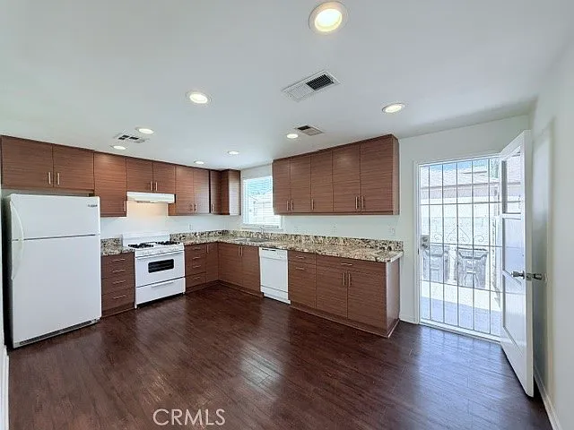 2 bed, 825 sqft, $3,000 — Photo 2
